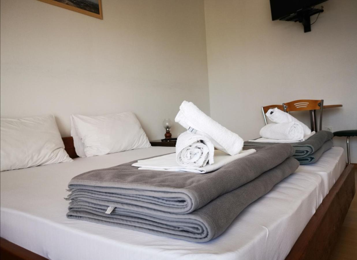 Apartments Plazibat Skrip Екстер'єр фото