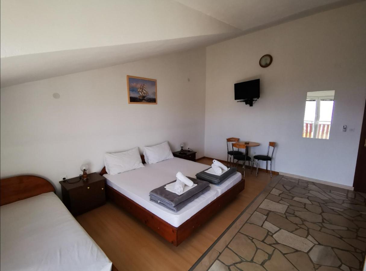 Apartments Plazibat Skrip Екстер'єр фото