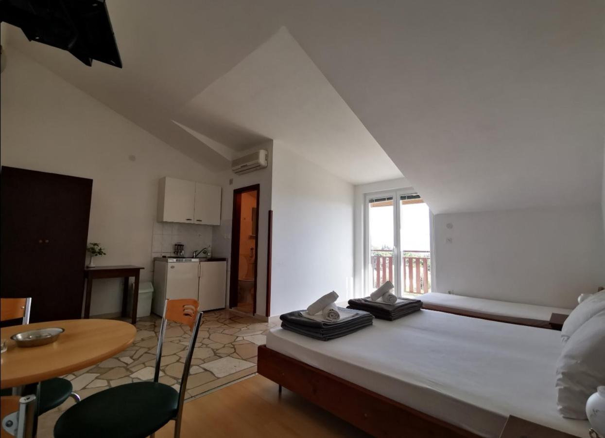 Apartments Plazibat Skrip Екстер'єр фото