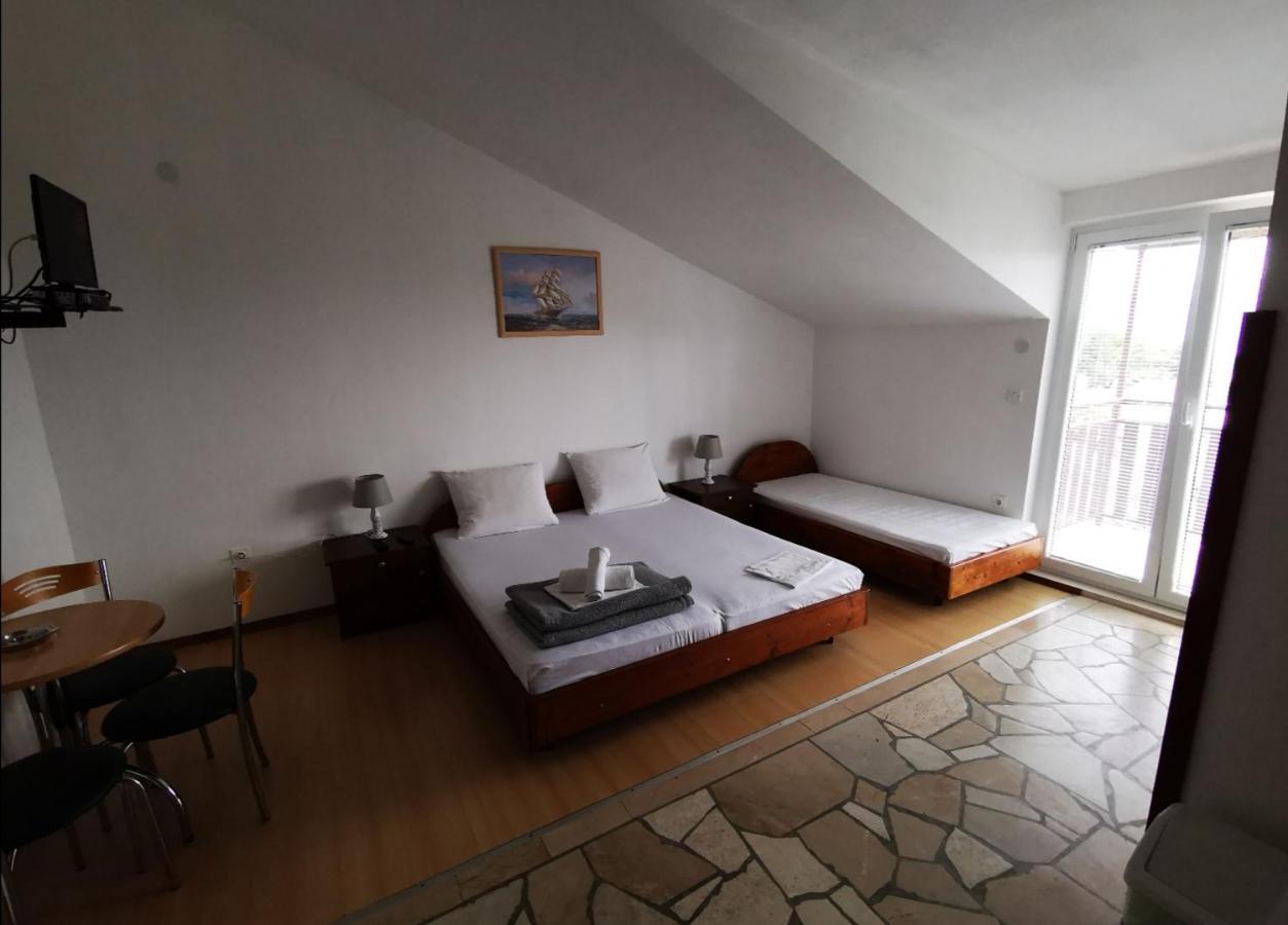 Apartments Plazibat Skrip Екстер'єр фото