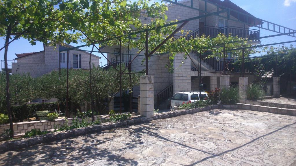 Apartments Plazibat Skrip Екстер'єр фото