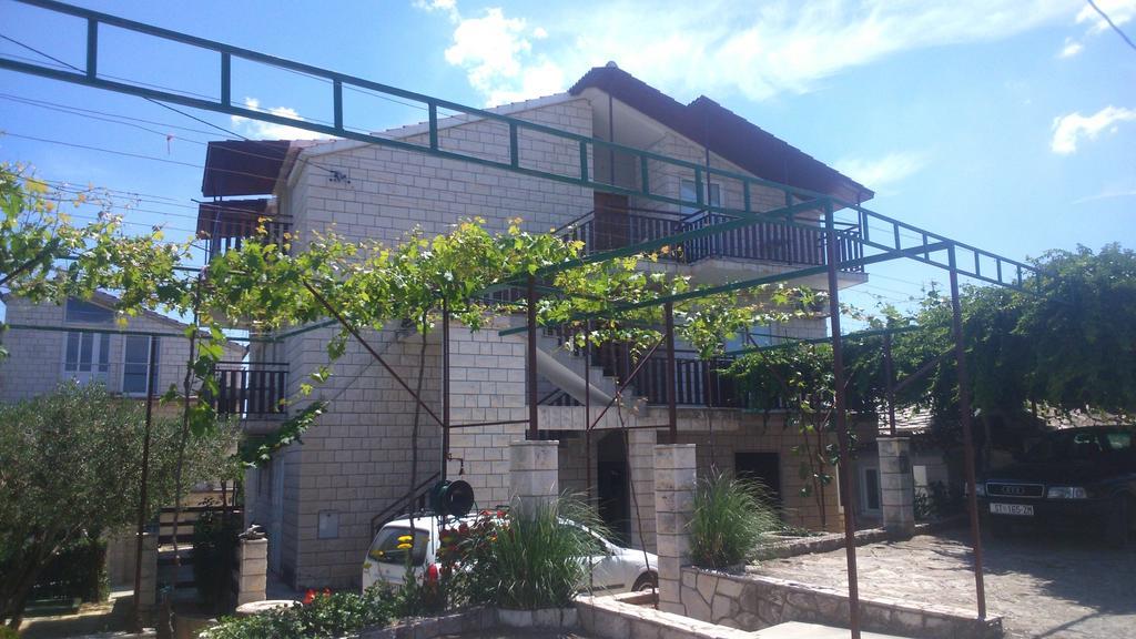 Apartments Plazibat Skrip Екстер'єр фото