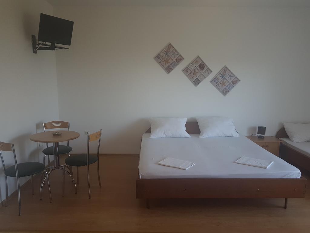 Apartments Plazibat Skrip Екстер'єр фото