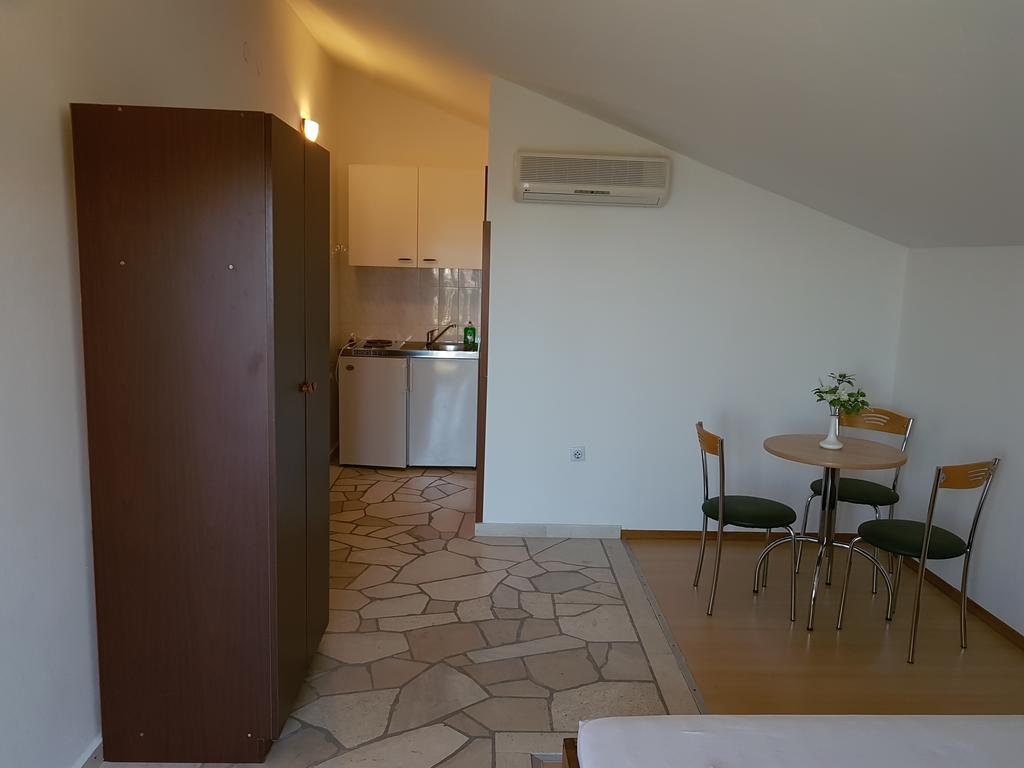 Apartments Plazibat Skrip Екстер'єр фото