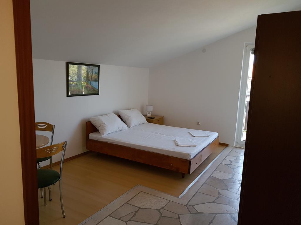 Apartments Plazibat Skrip Екстер'єр фото