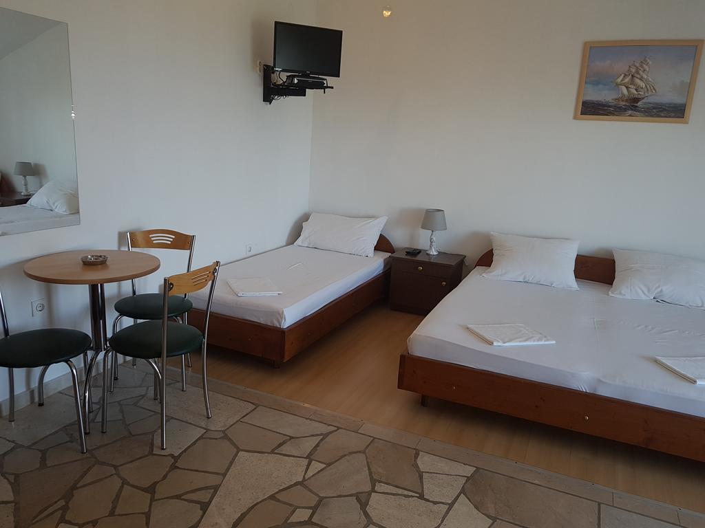 Apartments Plazibat Skrip Екстер'єр фото