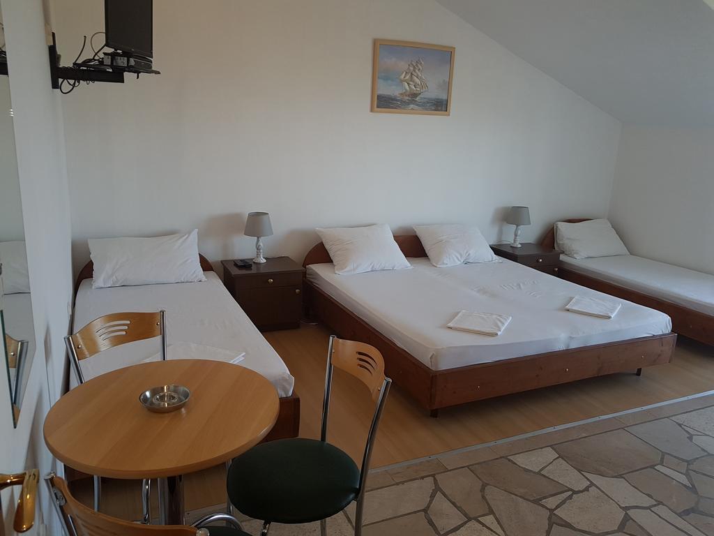 Apartments Plazibat Skrip Екстер'єр фото