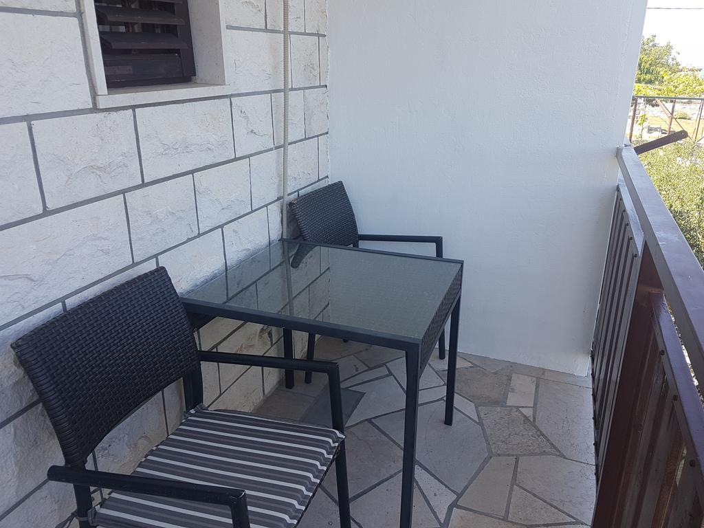 Apartments Plazibat Skrip Екстер'єр фото
