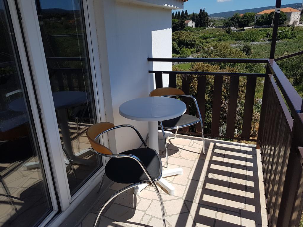 Apartments Plazibat Skrip Екстер'єр фото