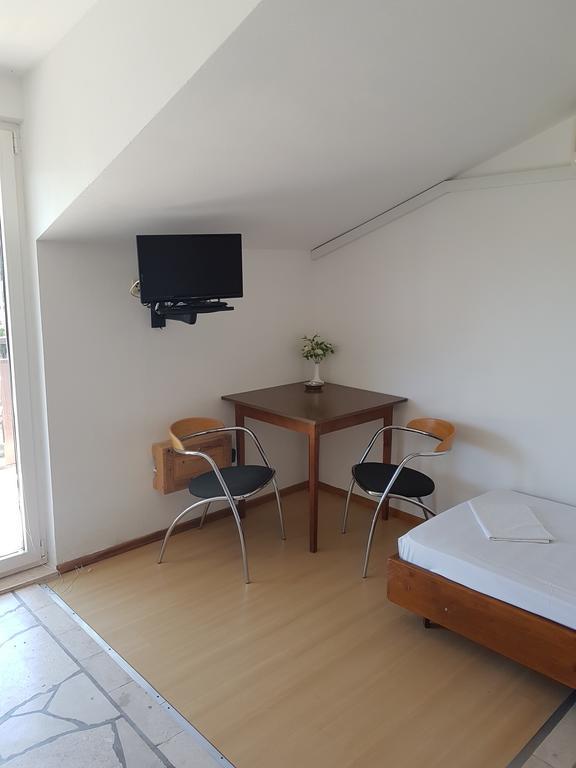 Apartments Plazibat Skrip Екстер'єр фото